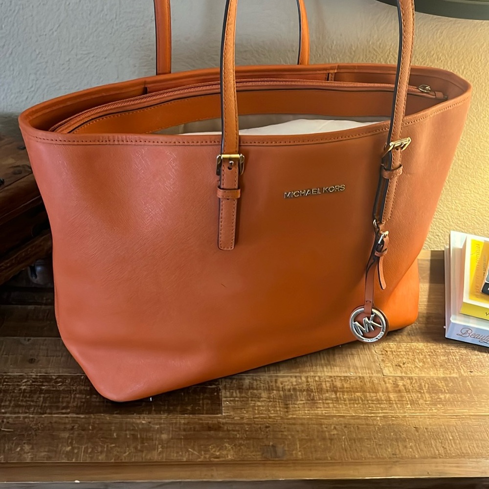 Michael Kors [LIKE NEW CONDITION] Saffiano Leather Tote Bag